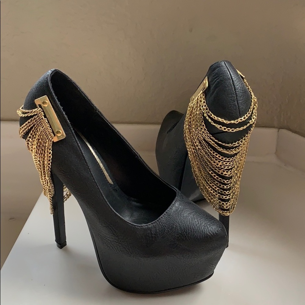 Black heels with chain detail